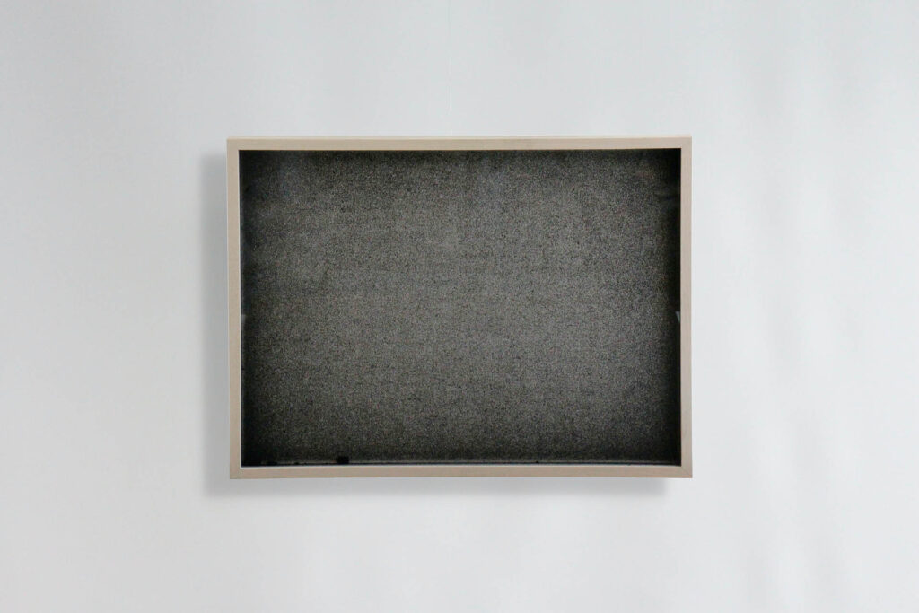 Itseensä viittaava piirustus, 2023, hiili kehykselle, kuva: Aika Urata.