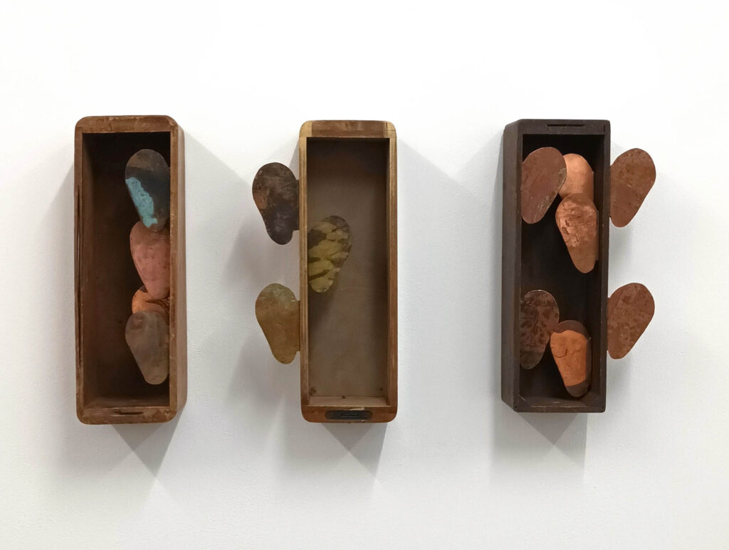 Leila Lipiäinen, A Spy, 2025. Ompelukonelaatikot, vedostetut kuparilaatat. Kuva Lipiäinen