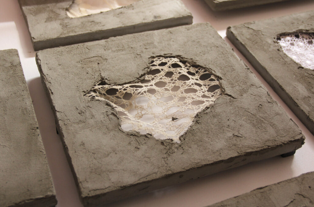 Even As It Tries to Move On
2025
Concrete on canvas and tablecloth
30 x 30 x 2 cm, 21 kpl
Photograph by Deniz Önlü